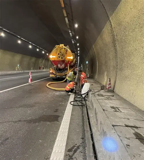 建阳隧道排水渠清淤